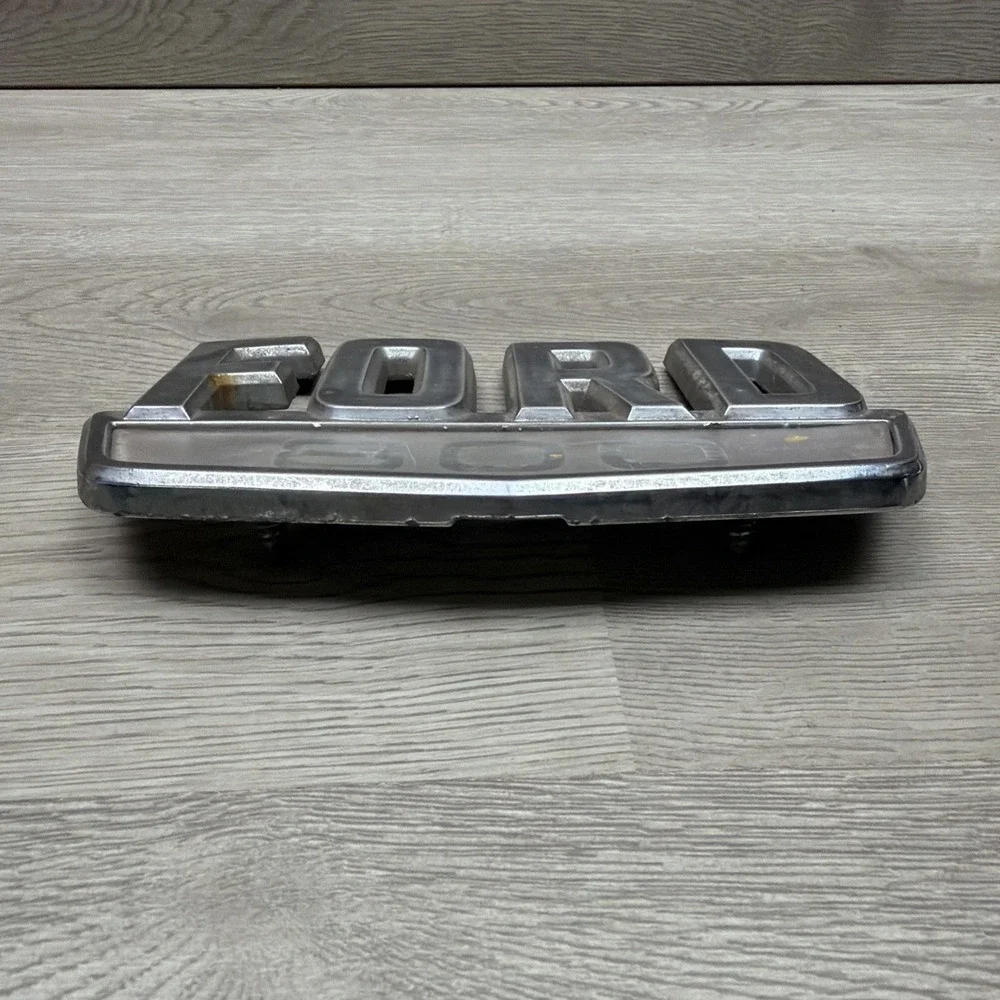 Vintage‎ OEM Genuine Ford 800 Emblem DOHB-80020A68-A